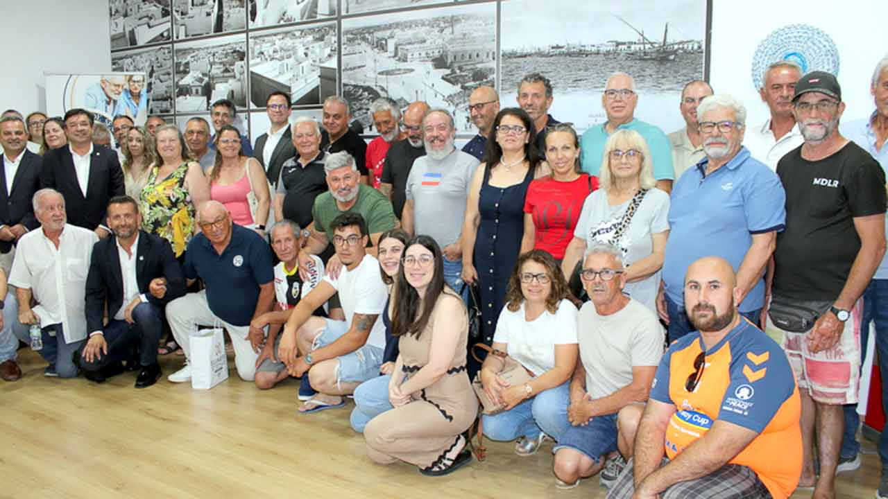 Sociedade Columbófila Olhanense assinala 75 anos com uma viagem pela história da columbofilia através de dezenas de objetos históricos.