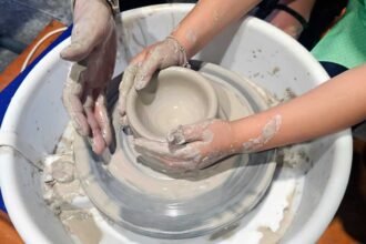 Cerâmica islâmica inspira uma oficina em Tavira onde famílias e crianças podem experimentar a roda de oleiro.