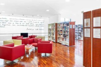 Biblioteca Municipal de Silves recebe uma sessão dedicada aos efeitos do neoliberalismo na sociedade portuguesa.