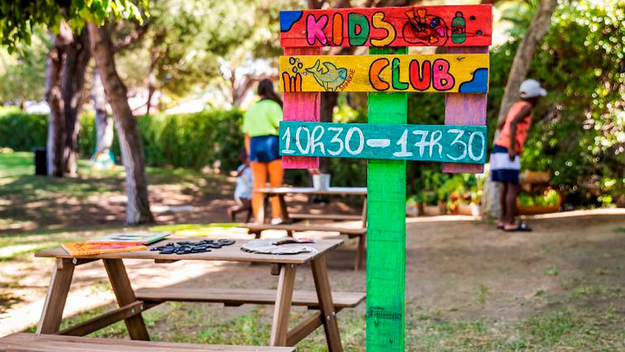 The Patio Suite Hotel cria espaço para famílias na Praia da Oura, com restaurante, Kids Club e transporte gratuito.
