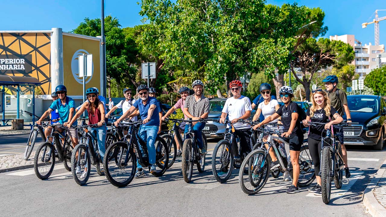 Reitora da UAlg e presidente da Câmara de Faro percorreram o trajeto entre Penha e Gambelas para avaliar a mobilidade suave.