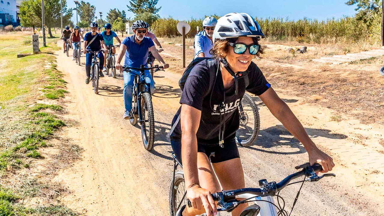 Reitora da UAlg e presidente da Câmara de Faro percorreram o trajeto entre Penha e Gambelas para avaliar a mobilidade suave.