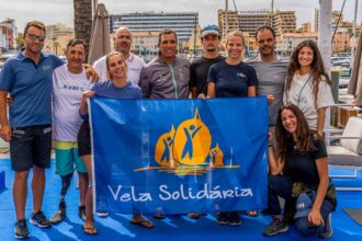 Vela Solidária sobe ao pódio em Vilamoura com equipas femininas e atletas com deficiência.