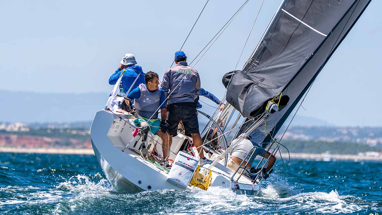 Vela Solidária sobe ao pódio em Vilamoura com equipas femininas e atletas com deficiência.