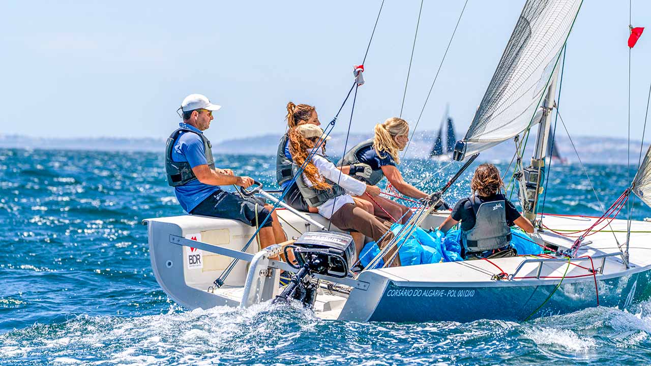 Vela Solidária sobe ao pódio em Vilamoura com equipas femininas e atletas com deficiência.