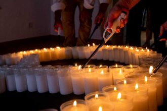 Milhares de velas vão marcar quatro noites de cultura lusófona no centro histórico de Lagoa, com entrada gratuita.