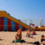 Praia dos Pescadores recebe aulas gratuitas de atividade física e torneios de voleibol durante todo o verão.