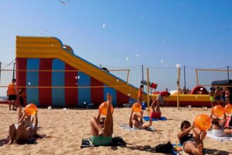 Praia dos Pescadores recebe aulas gratuitas de atividade física e torneios de voleibol durante todo o verão.