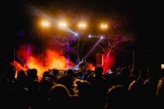 W Algarve abre a temporada de verão com a festa AURA, que regressa a Albufeira com DJEFF, Floyd Lavine e atuações ao ar livre.