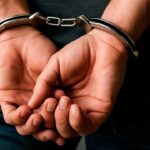 Suspeito foi intercetado após denúncia de ameaças com arma branca numa zona de diversão noturna.