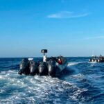Narcotráfico a sul de Faro leva à apreensão de uma embarcação suspeita numa operação com apoio da Marinha e PJ.