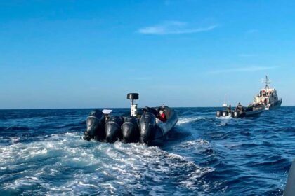 Narcotráfico a sul de Faro leva à apreensão de uma embarcação suspeita numa operação com apoio da Marinha e PJ.