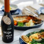 O histórico restaurante de Ferragudo reabre com novos pratos, provas de vinho e experiências junto ao rio.