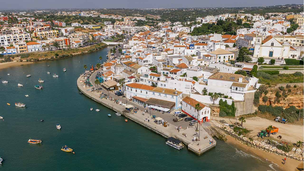 Nova gestão mantém a tradição do Sueste e reforça a oferta de marisco, vinhos e experiências no Arade.