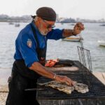 O histórico restaurante de Ferragudo reabre com novos pratos, provas de vinho e experiências junto ao rio.
