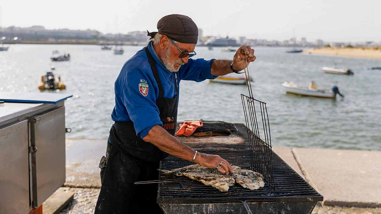 O histórico restaurante de Ferragudo reabre com novos pratos, provas de vinho e experiências junto ao rio.