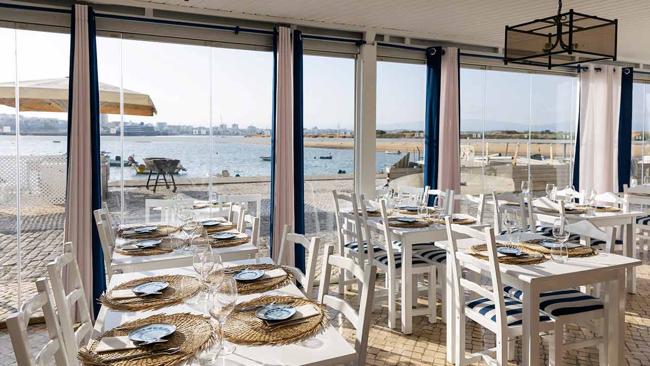 Nova gestão mantém a tradição do Sueste e reforça a oferta de marisco, vinhos e experiências no Arade.