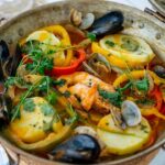 O histórico restaurante de Ferragudo reabre com novos pratos, provas de vinho e experiências junto ao rio.