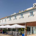 O histórico restaurante de Ferragudo reabre com novos pratos, provas de vinho e experiências junto ao rio.