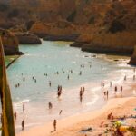 Setor do turismo antecipa um verão positivo, mas alerta para custos, preços e instabilidade que poderão marcar a época alta.