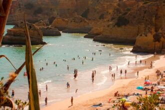 Setor do turismo antecipa um verão positivo, mas alerta para custos, preços e instabilidade que poderão marcar a época alta.
