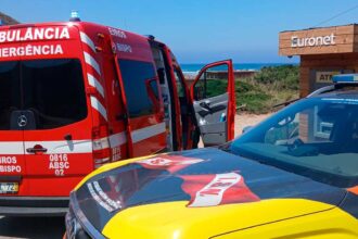 Alerta foi dado por um instrutor de surf na manhã desta terça-feira.
