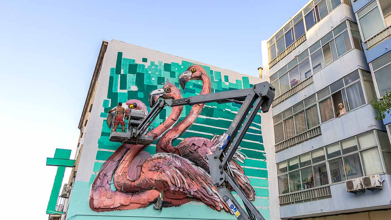 A instalação «3 Flamingos», de Bordalo II, já pode ser vista em Olhão. A obra evoca a Ria Formosa e alerta para a proteção da natureza.