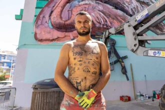 A instalação «3 Flamingos», de Bordalo II, já pode ser vista em Olhão. A obra evoca a Ria Formosa e alerta para a proteção da natureza.
