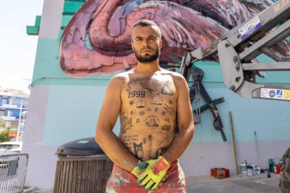A instalação «3 Flamingos», de Bordalo II, já pode ser vista em Olhão. A obra evoca a Ria Formosa e alerta para a proteção da natureza.