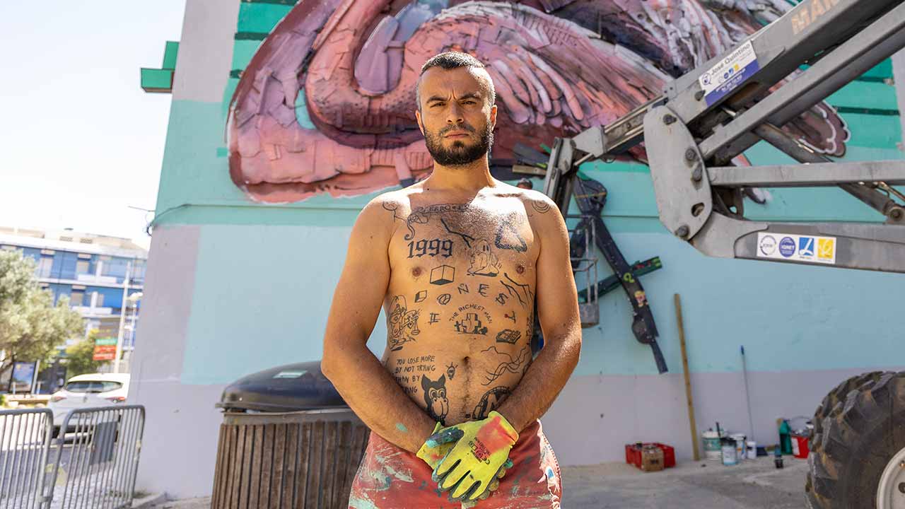 A instalação «3 Flamingos», de Bordalo II, já pode ser vista em Olhão. A obra evoca a Ria Formosa e alerta para a proteção da natureza.