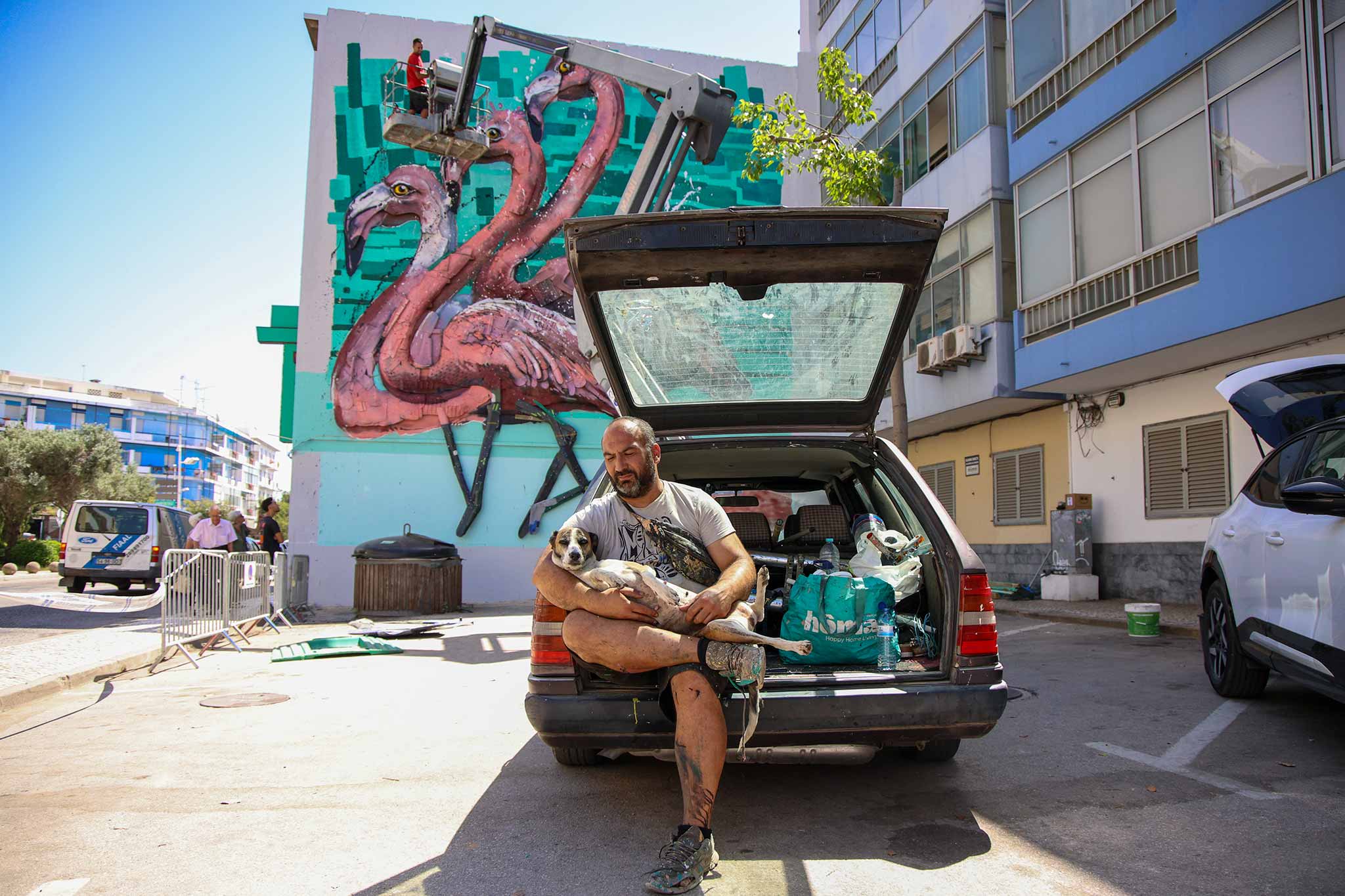 A instalação «3 Flamingos», de Bordalo II, já pode ser vista em Olhão. A obra evoca a Ria Formosa e alerta para a proteção da natureza.