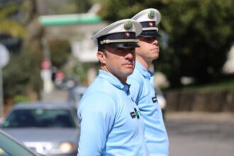 Passageiro de 25 anos morreu após despiste contra muro de uma habitação, em Albufeira. GNR constituiu arguido o alegado condutor.