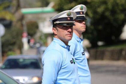 Passageiro de 25 anos morreu após despiste contra muro de uma habitação, em Albufeira. GNR constituiu arguido o alegado condutor.