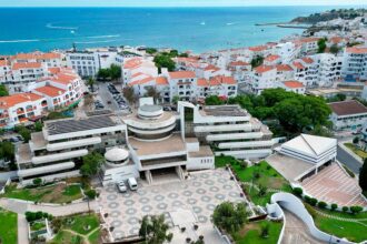 Albufeira permite obras durante julho e setembro, limitadas aos dias úteis, entre as 8h00 e as 20h00, e mantém agosto suspenso.