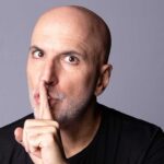 Ator e humorista apresenta o espetáculo a solo no dia 13 de novembro, às 21h00, no Conservatório Regional do Algarve.