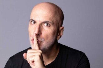 Ator e humorista apresenta o espetáculo a solo no dia 13 de novembro, às 21h00, no Conservatório Regional do Algarve.