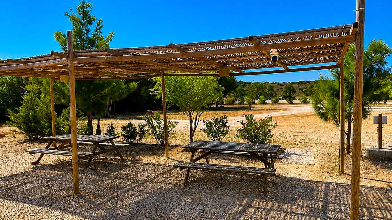 A Camping-Car Park estreia-se no Algarve com uma nova área para autocaravanas perto da Praia do Burgau.