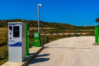 A Camping-Car Park estreia-se no Algarve com uma nova área para autocaravanas perto da Praia do Burgau.