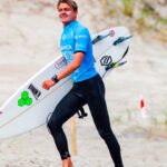 Arran Strong, de 27 anos, desapareceu ao largo da Arrifana durante uma travessia em stand up paddle. As buscas foram dificultadas pelo nevoeiro.