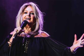 Morreu Bonnie Tyler, uma das vozes mais marcantes da música pop-rock, aos 75 anos, no Hospital de Faro.