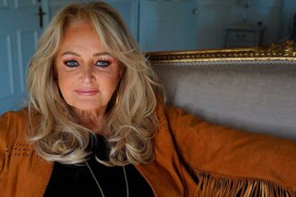 Parlamento aprovou um voto de pesar pela morte de Bonnie Tyler, falecida no Hospital de Faro, recordando o legado da artista britânica.