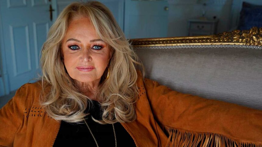 Parlamento aprovou um voto de pesar pela morte de Bonnie Tyler, falecida no Hospital de Faro, recordando o legado da artista britânica.