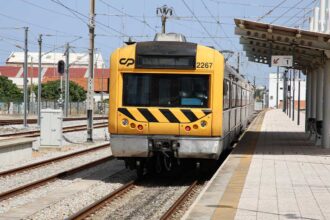Partido saúda a eletrificação integral da Linha do Algarve, mas reclama ligações ao aeroporto, aos centros urbanos e ao sul de Espanha, além do fim dos troços de via única.