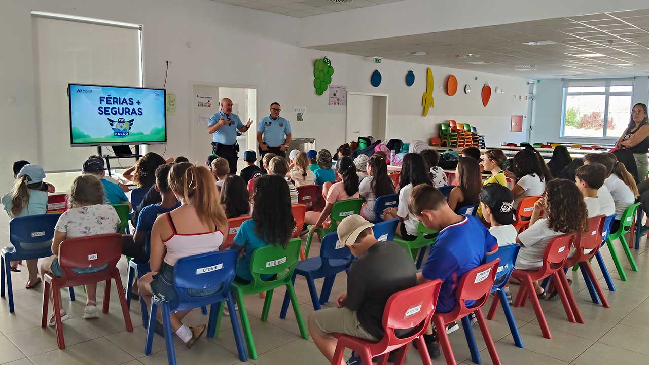 Campos de férias juntam 57 crianças e jovens em Budens e Barão de São Miguel com atividades ao longo de julho e agosto.
