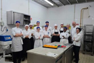 Alunos do Canadá visitaram Escolas de Hotelaria e Turismo no Algarve, em programa internacional com workshops, aulas práticas e experiências gastronómicas.