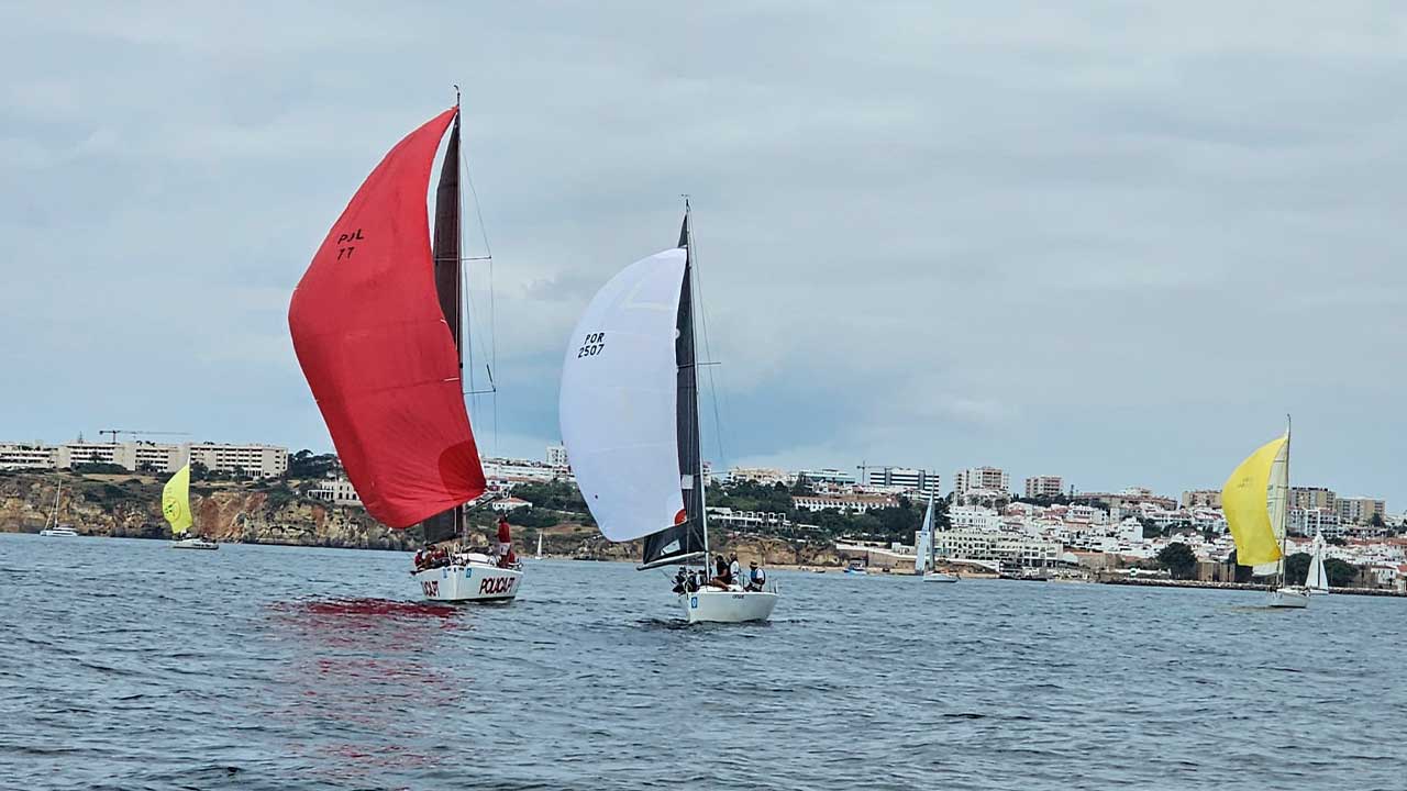 Choque Sailing venceu as 90 milhas entre Lagos e Palos de la Frontera após apostar numa rota diferente da restante frota.