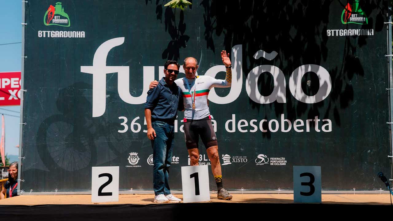Club BTT Terra de Loulé conquista três títulos nacionais no Fundão, com Afonso Barros em destaque ao vencer as provas de XCC e XCO.
