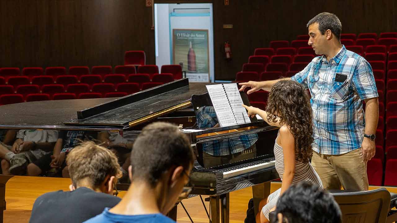 O Conservatório Regional do Algarve recebe perto de 100 jovens músicos de cinco escolas da região para três dias de ensaios e concertos.