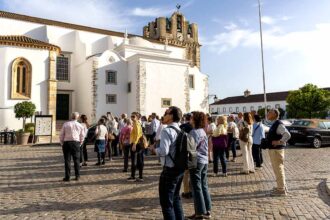 Mais turistas, menor despesa média e menos sazonalidade marcam o retrato do turismo em Portugal em 2025.