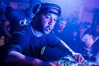 Natural de Faro, o DJ e produtor torna-se no primeiro artista cabo-verdiano a atuar no Tomorrowland e espera abrir portas ao afro house nos grandes festivais internacionais.